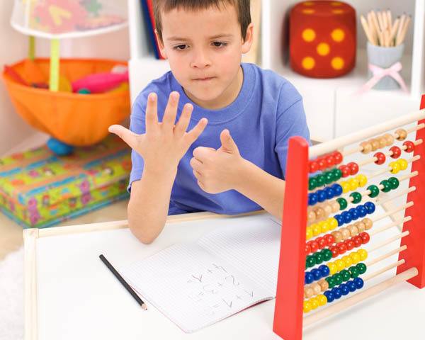 niño sacando cuentas